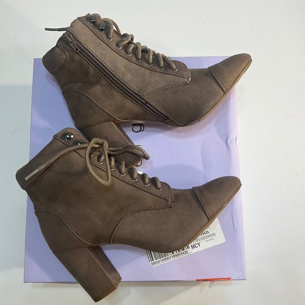 NWT Madden girl Justine lace up boot‎ with full length zipper SZ-5.5